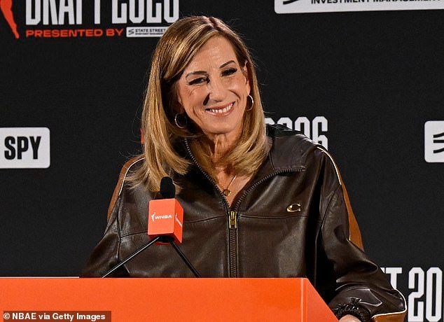 La comisionada de la WNBA, Cathy Engelbert, provoca reacciones al responder bruscamente a las preguntas sobre su futuro: “¿Le pedirías eso a un hombre?”.