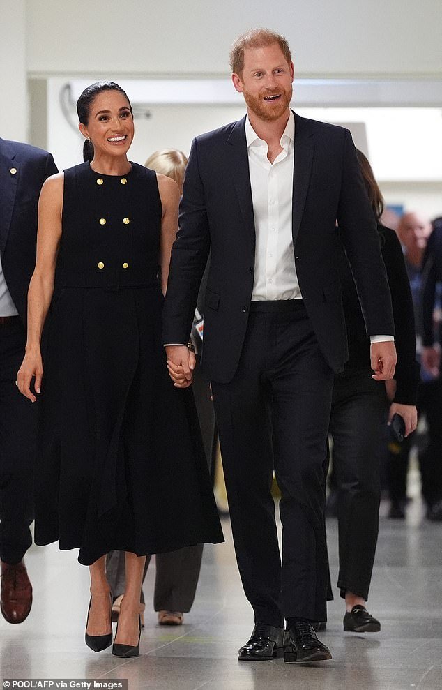 La gira casi real de Harry y Meghan por Australia comienza en medio del desconcierto sobre “por qué estaban realmente allí” antes de lucrativos compromisos comerciales, incluido un fin de semana de “chicas” de £ 1,400 por cabeza.