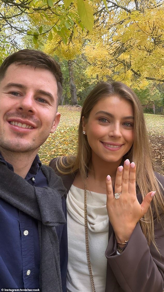 La estrella del fútbol anuncia compromiso, citando el apodo de Sledge, que fue uno de los momentos más bajos de su carrera.