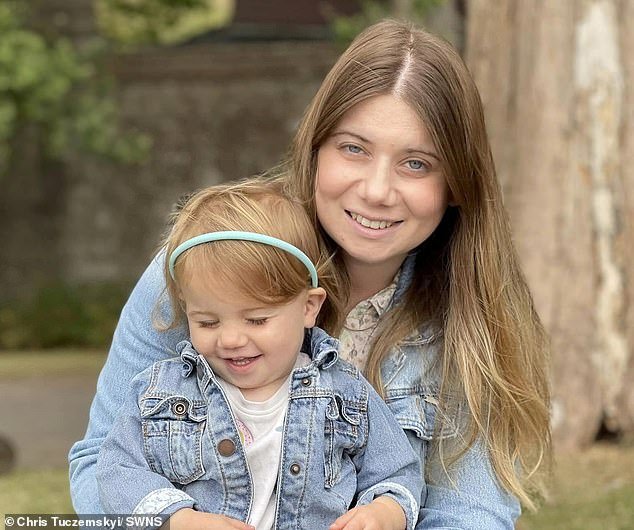 Madre ‘héroe’ empujó un cochecito para salvar a su hijo, la familia revela que el camionero cuya carga la golpeó es encarcelado