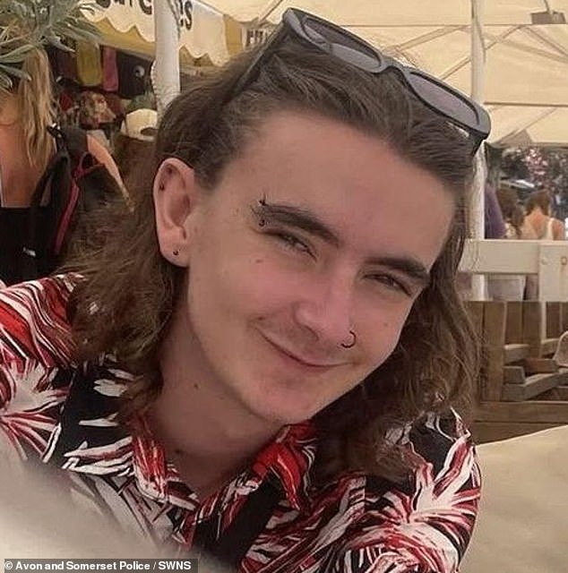 En la foto: Estudiante de 21 años encontrado muerto a puñaladas en el jardín, como compañero de cuarto de 23 años acusado de asesinato