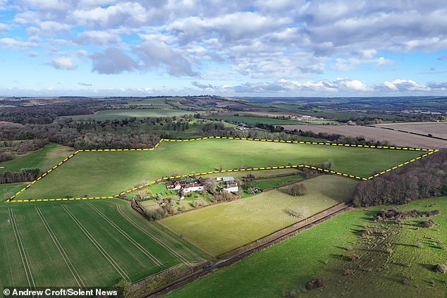 Los planes de expansión del club de golf se estancaron después de que los aldeanos temieran que las obras enviaran más de 42.000 camiones a una carretera estrecha.