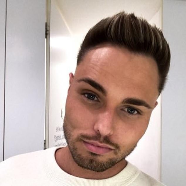 Un ejecutivo “increíblemente borracho” estrelló un Mercedes robado contra un bicitaxi después de una persecución policial en el West End de Londres, según dijo el tribunal