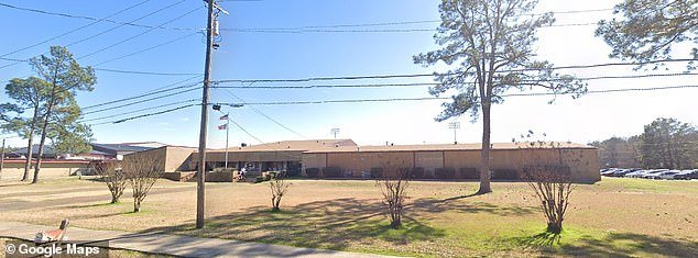 Entrenador de atletismo de secundaria suspendido por autoridades tras enfrentamiento viral por presuntos mensajes a menor