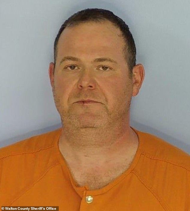 Médico de Florida acusado de homicidio involuntario después de afirmar que mató a un paciente al extraerle el órgano equivocado durante una cirugía