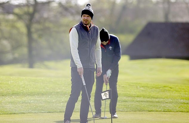 En la foto por primera vez: Adam Johnson, futbolista delincuente sexual infantil caído en desgracia, y su compañera Stacey Flounders parecen apenas reconocibles cuando son vistos después de una transformación en ‘típicos padres suburbanos’, mientras revelamos una nueva vida.