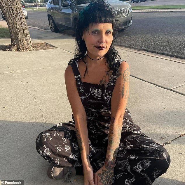 Las últimas palabras de un niño de 14 años antes de dispararle a su madre gótica por llamarlo con la palabra R, dicen los fiscales