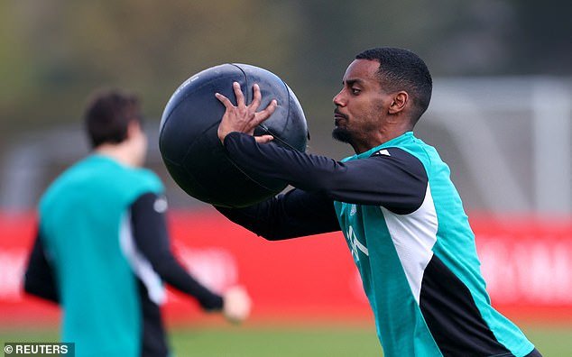 Alexander Isak entregó el choque START por primera vez desde diciembre mientras Arne Slot recurre a un hombre de £ 125 millones para impulsar la apuesta del Liverpool por una famosa remontada contra el PSG.