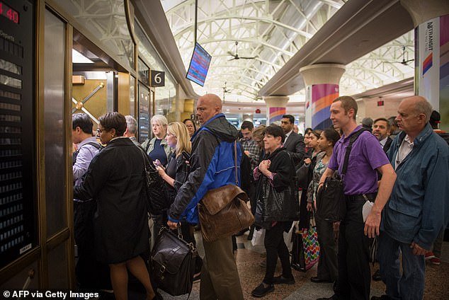 NJ Transit estafará a los espectadores de la Copa Mundial que viajan a los próximos partidos, cobrando MÁS de $100 por un viaje típico de $13
