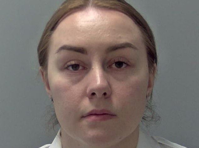 Un guardia de prisión loco que fue encarcelado por contrabandear drogas por valor de £ 35,000 a prisión para su amante gángster hace alarde de su libertad en TikTok después de su liberación anticipada