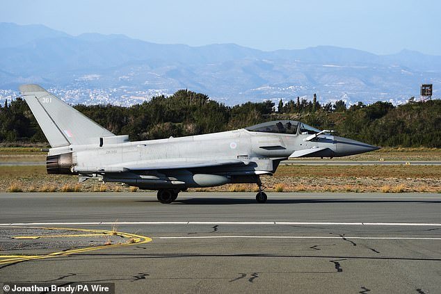 Aviones de combate británicos ‘se escabulleron después de que un bombardero ruso se acercara al espacio aéreo británico’