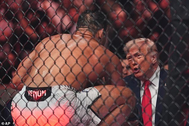 Surgen imágenes de Donald Trump hablando efusivamente del ‘guapo’ luchador de UFC en un evento de Miami