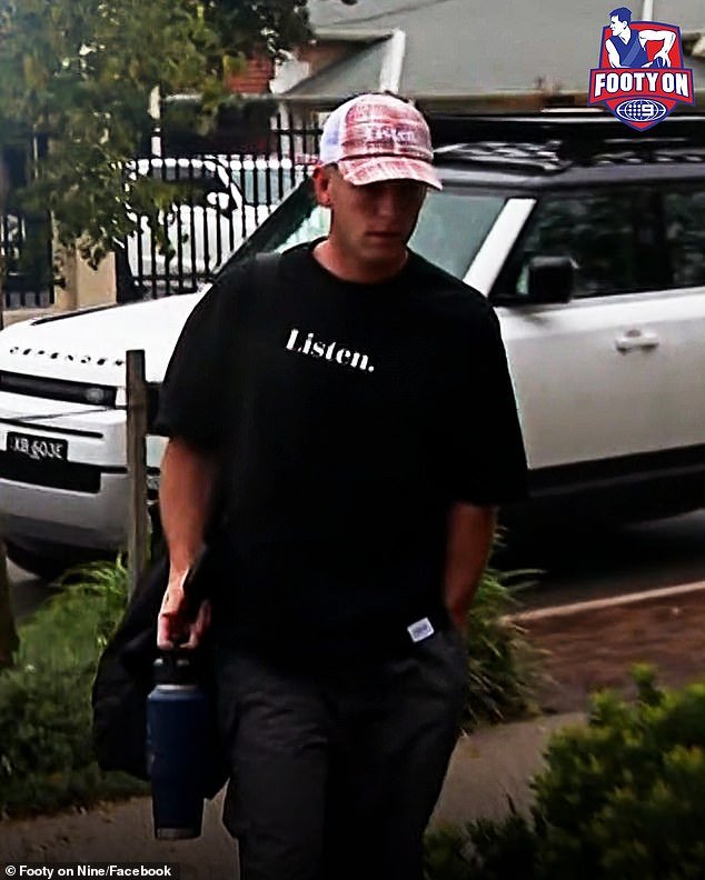 La estrella de la AFL envía un mensaje MUY directo de una sola palabra en su camiseta antes de ser castigado por el tribunal en un fallo que indignó a los fanáticos