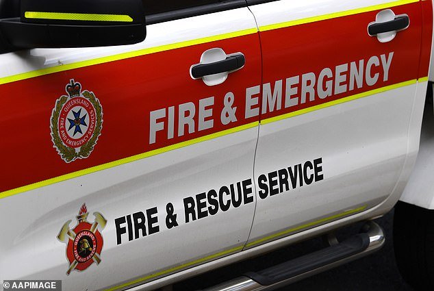 Horror cuando un hombre fue encontrado muerto en un toldo afuera de un edificio en Bowen Hills