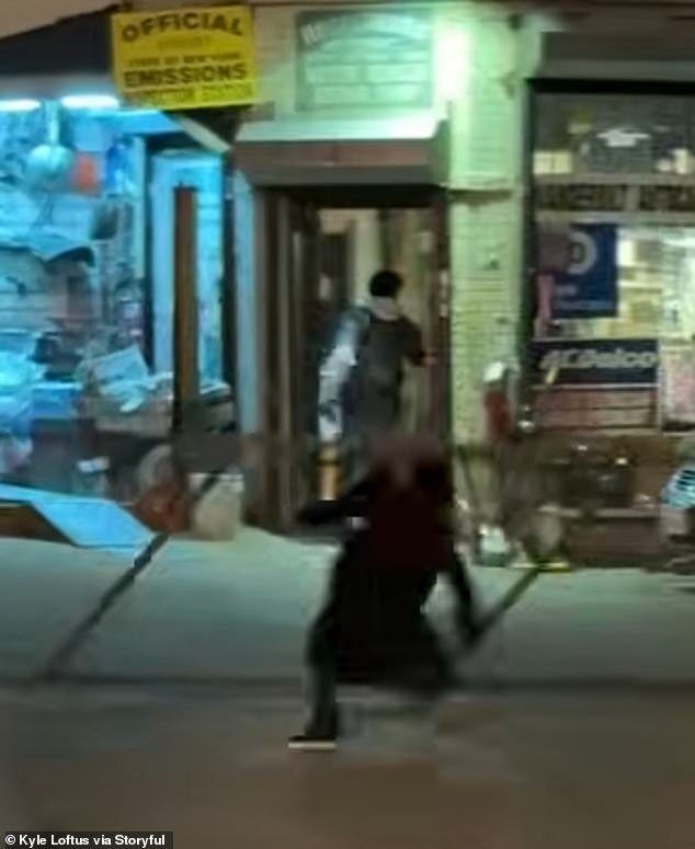 Momento aterrador: una mujer que caminaba por una calle de Nueva York fue repentinamente atropellada por la caída de una valla