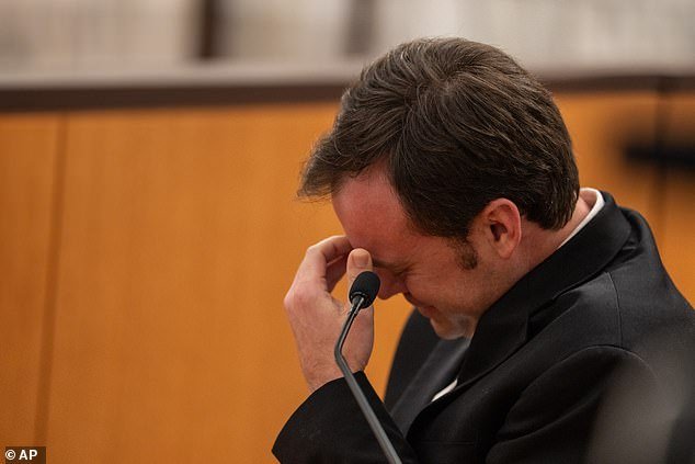 El líder de Camp Mystic solloza al admitir que no sabe qué le pasó a una niña de 8 años… pero 900 niños ya están inscritos para la reapertura