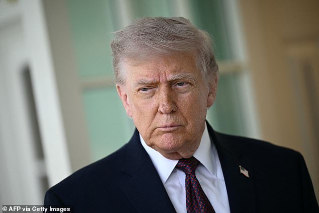 Trump intensifica el ataque contra Starmer al amenazar con rebajar el acuerdo comercial con Gran Bretaña, mientras dice que el primer ministro está permitiendo que el país sea invadido por “traficantes de drogas y personas con enfermedades mentales”.