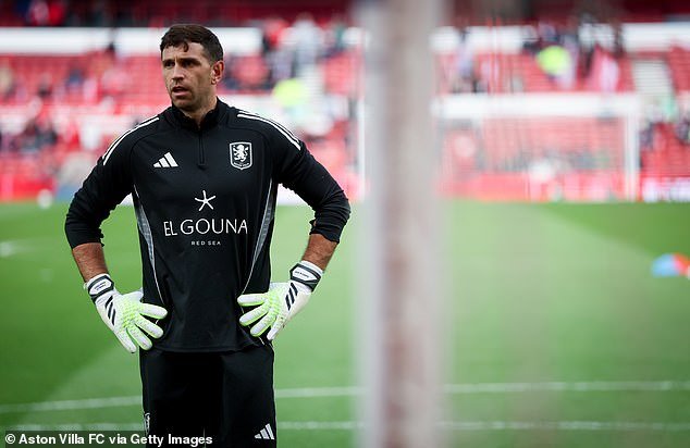 Revelado: Actualización sobre el estado físico del portero del Aston Villa, Emi Martínez, antes del choque de la Europa League con el Bolonia, y por qué se retiró del choque con Nottingham Forest durante el calentamiento