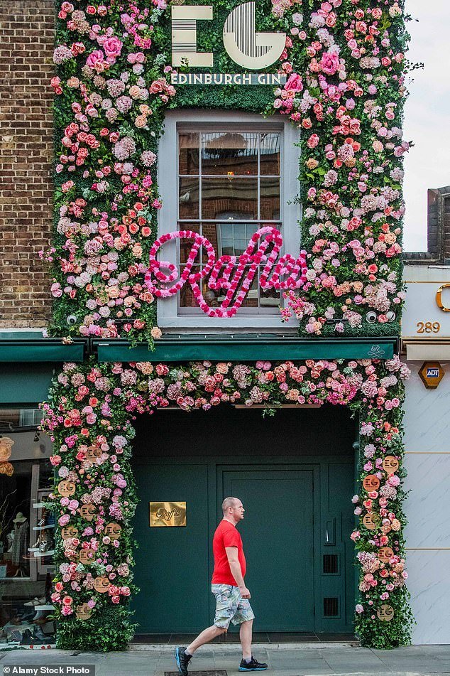 El club privado Raffles, popular entre celebridades y miembros de la realeza, es saqueado por 20 okupas durante una rave ilegal