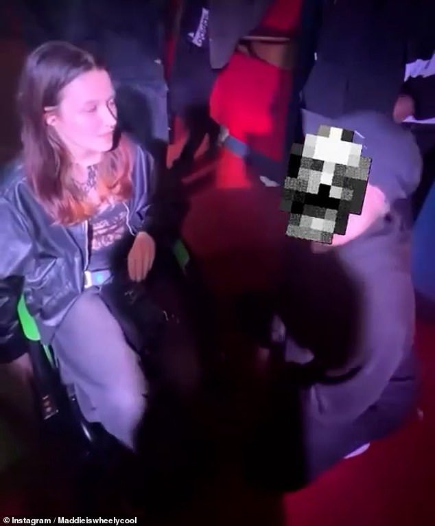 A la hija de la modelo, de 18 años, “le pidieron que abandonara el bar gay de Manchester porque los jefes del club consideraban que su silla de ruedas representaba un riesgo de incendio”.