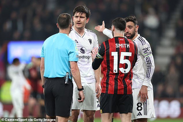 Harry Maguire recibe una suspensión EXTRA por insultar a los árbitros, lo que le hará perderse el viaje del Man United a Chelsea y les obligará a depender de centrales de 19 y 20 años.