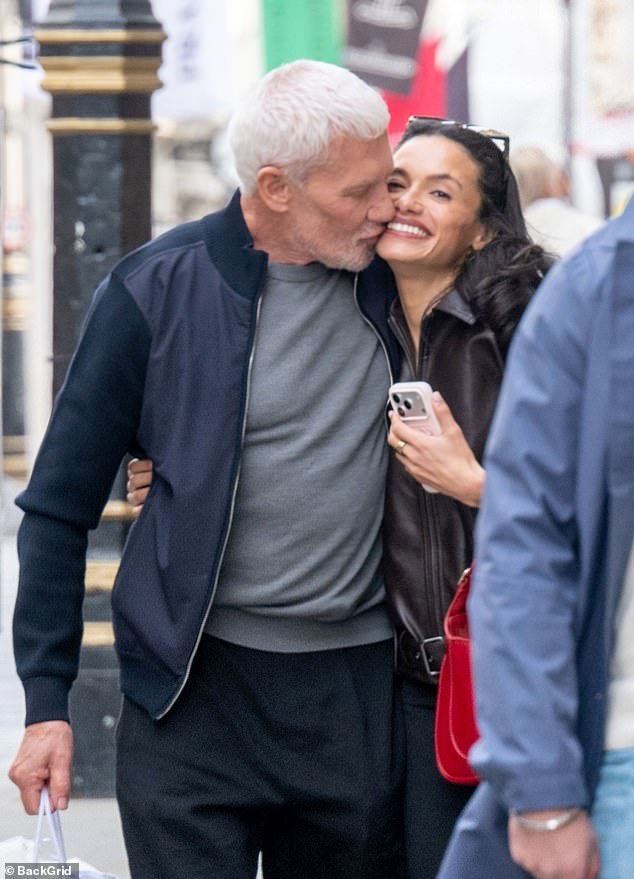 Wayne Lineker, de 63 años, está en la PDA con una misteriosa morena después de decir que encontrar el amor era “la última pieza de mi rompecabezas” después de ocho meses de sobriedad y recuperación de una separación de 17 años con su hermano Gary.