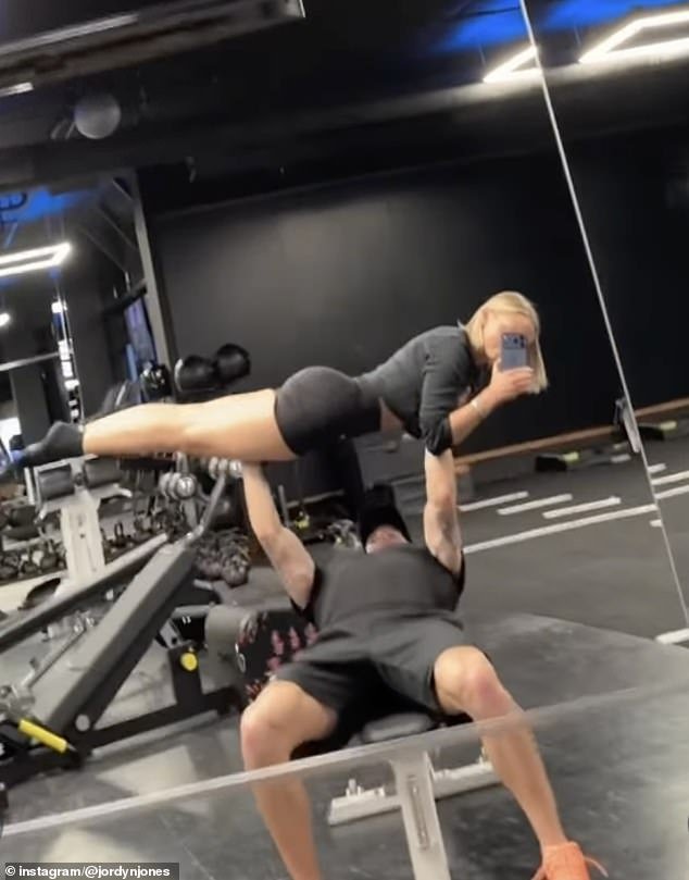 El enviado a la banca Mykhailo Murdyk, excluido de las pruebas de drogas del Chelsea, aprieta a su nueva NOVIA mientras la ucraniana se mantiene en forma mientras espera el veredicto de prohibición.