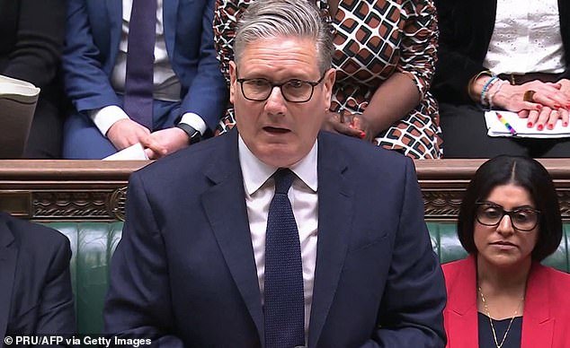 QUENTIN LETTS: Con el rostro morado y los ojos llameantes, Starmer dejó caer a Sir Lindsay y luego golpeó con el puño el costado del trono del Sr. Portavoz.