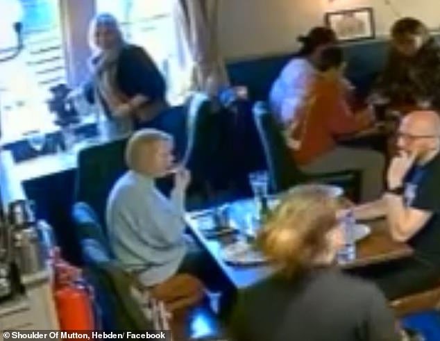 Una mujer de mediana edad roba una estatua del mono de la suerte de un pub mientras la casera indignada pide que se la devuelva sana y salva