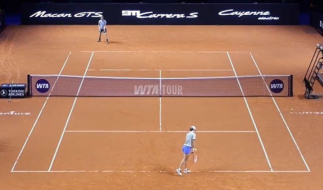 Equipo de cámara de tenis ‘mortificado’ filmado discutiendo la vida sexual de Carol Vorderman en un micrófono caliente durante una transmisión en vivo