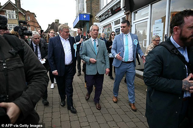 El líder reformista británico, Nigel Farage, visita Crowborough después de que los inmigrantes se trasladaran a cuarteles militares a pesar de las protestas de los residentes locales.