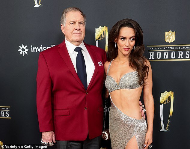 La familia extendida de Jordon Hudson NUNCA ha conocido a su novio Bill Belichick… mientras sus devastadores y verdaderos pensamientos sobre él quedan al descubierto.