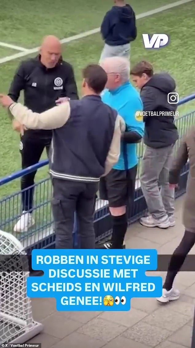 Momento: la leyenda del Chelsea y el Bayern de Múnich EMPUJA al presentador de televisión a una acalorada discusión después de ser acusado de abusar del árbitro durante el partido sub-14 de su hijo.