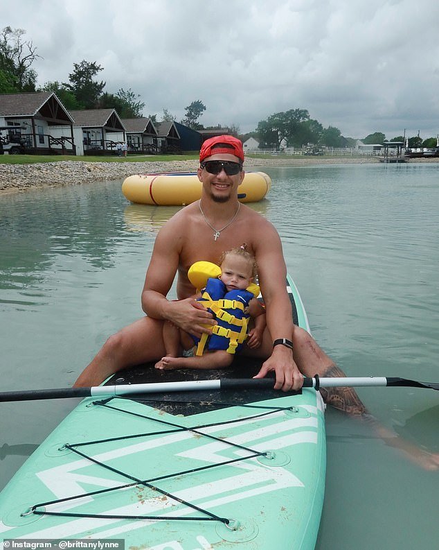 La horrible cicatriz de Patrick Mahomes por una cirugía de ligamento cruzado anterior desgarrada se revela en adorables fotos de vacaciones familiares