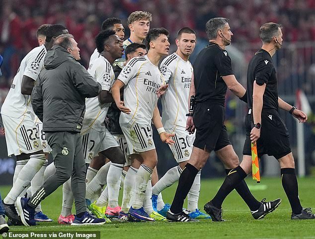 El Real Madrid pierde la cabeza tras la derrota del Bayern de Múnich: estrellas furiosas confrontan al árbitro por una decisión controvertida cuando el jugador es expulsado DESPUÉS del tiempo completo antes de una furiosa fila en el túnel en escenas caóticas