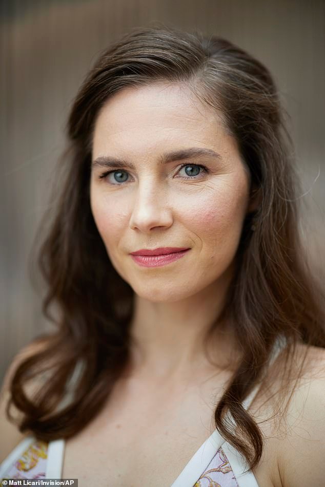 Amanda Knox viaja al Reino Unido… para promocionar su película sobre el asesinato de la estudiante británica Meredith Kercher