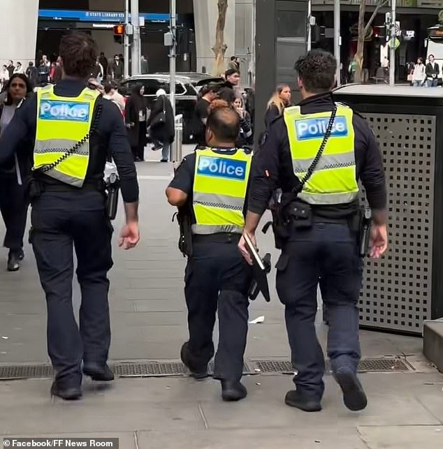 Por qué esta foto de agentes de policía de Victoria generó debate por un solo detalle: ‘Esto no puede ser real’