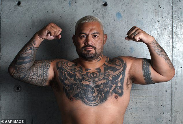 La leyenda de UFC Mark Hunt pasa la noche tras las rejas después de ser acusado de violencia doméstica