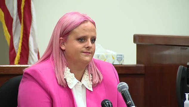 La afligida madre de Athena Strand, de 7 años, observa al asesino de su hija mientras el conductor de FedEx espera su destino