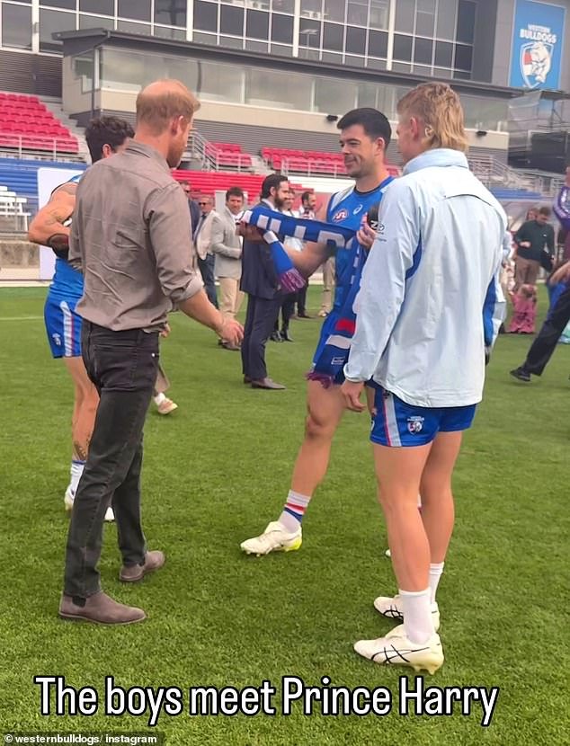 Mira el momento en que el Príncipe Harry le hizo a las estrellas de la AFL una pregunta MUY australiana antes de darle una calificación sorprendente por sus habilidades para patear fútbol.