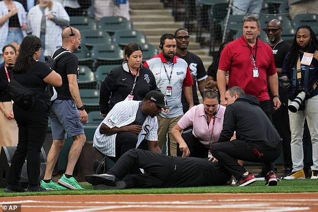 El cantante del himno de los Chicago White Sox se desploma mientras actuaba en una aterradora emergencia médica