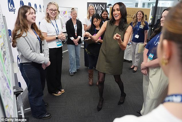 Meghan les dice a sus fans que fue acosada en línea “todos los días durante 10 años” y que se convirtió en “la persona más trolleada del mundo” mientras el Príncipe Harry soporta un incómodo momento de selfie con un reportero de la televisión australiana.