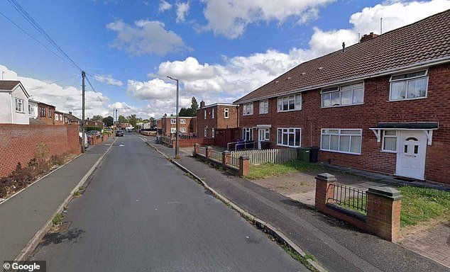 Una mujer de unos 60 años muere tras ser atacada por dos perros en su casa mientras la policía arresta a un hombre de 37 años