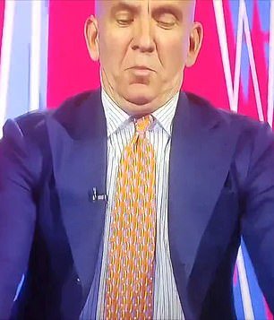 Extraño momento en que el héroe de culto de la Premier League se parte la cabeza en vivo por televisión con un acto improvisado