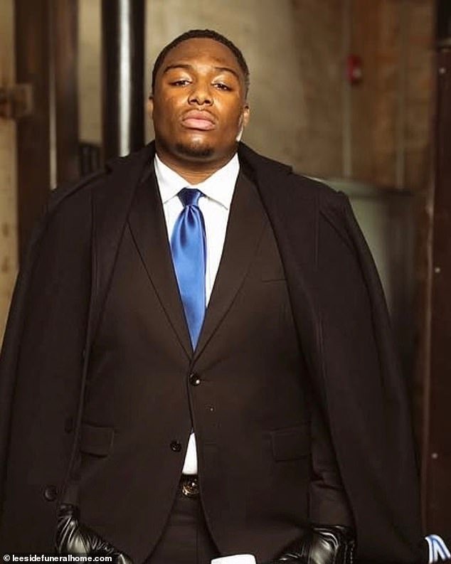 La madre devastada del jugador de fútbol universitario asesinado días antes de cumplir 21 años en un accidente de motocicleta rinde un homenaje desgarrador