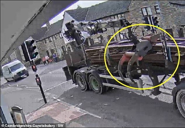 En la imagen: una grúa sin asegurar que se balancea desde el remolque de un camión segundos antes de matar a una madre, de 30 años, mientras empujaba a su pequeño en su cochecito.