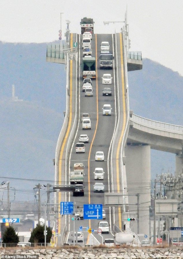 El puente de la “montaña rusa” de Japón parece tan empinado que los conductores aterrorizados tienen pesadillas