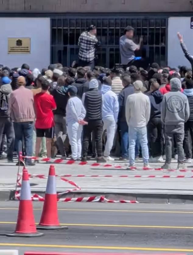 Miles de inmigrantes se dirigen a los consulados españoles después de que el gobierno socialista diera luz verde para conceder estatus legal a 500.000 personas.