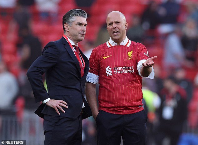 El Liverpool ha recibido un gran impulso en vísperas de la ventana de transferencias de verano, y el técnico del club se quedará en Anfield, a pesar del gran interés de Arabia Saudita.