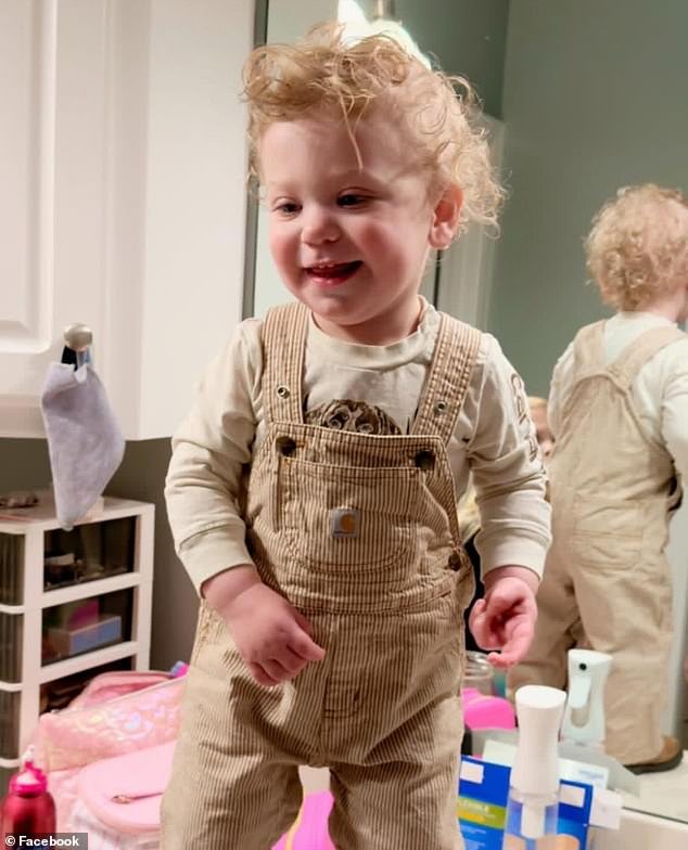 Adorable niño de 1 año atropellado y asesinado por Freightliner en un ‘accidente de carga’ mientras caminaba en el mismo carril que un vehículo enorme